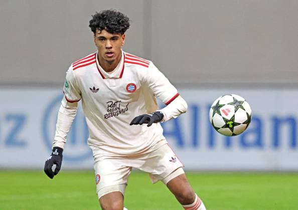 Adam Aznou (FCB U19) am Ball, Portraet, Portrait, Fussball FC Bayern München U19 - SL Benfica Lissabon U19 UEFA Youth League, Fußball-Liga 06.11.2024 Campus FOTO: Mladen Lackovic LakoPress