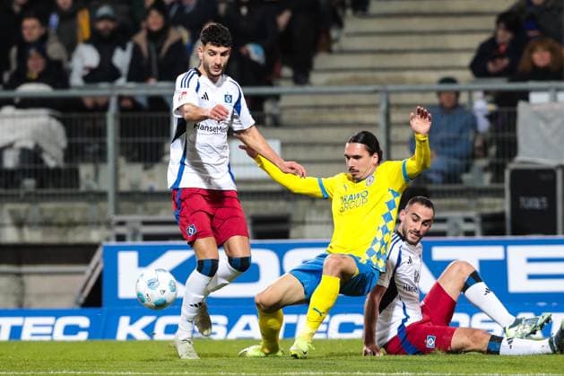 Rayan Philippe (Eintracht Braunschweig,9) gegen Daniel Elfadli (Hamburger SV,8) - 2. Fußball Bundesliga Saison 2024-2025 Eintracht Braunschweig vs. Hamburger SV im Eintracht Stadion in Braunschweig - Aktion,Fußball,Mann,Männer,Deutschland,08.11.2024