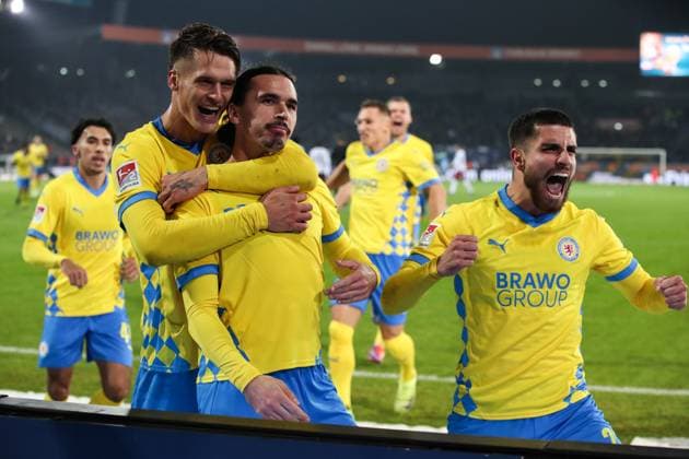 Torjubel - Torschütze Rayan Philippe (Eintracht Braunschweig,9) trifft zum 3-0 mit Fabio Di Michele Sanchez (Eintracht Braunschweig,22) und Levente Levi Szabo (Eintracht Braunschweig,11) - 2. Fußball Bundesliga Saison 2024-2025 Eintracht Braunschweig vs. Hamburger SV im Eintracht Stadion in Braunschweig - Aktion,Fußball,Mann,Männer,Deutschland,08.11.2024