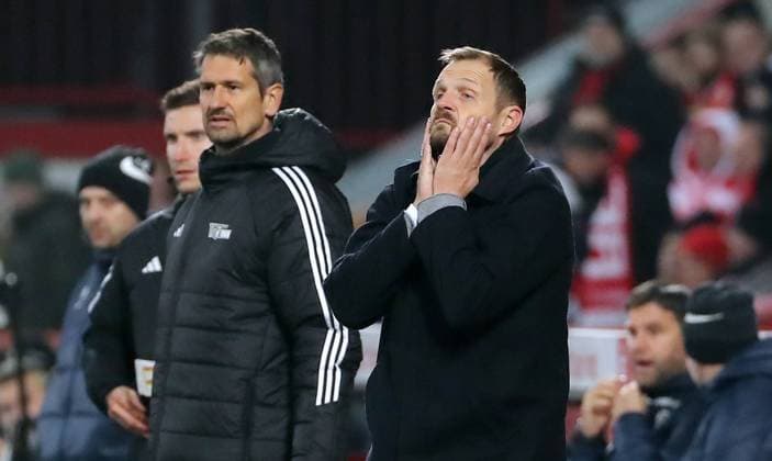 Torwarttrainer Michael Gspurning, Trainer Bo Svensson nachdenklich Fußball Fussball Bundesliga Herren DFL 10. Spieltag Saison 2024 2025 08.11.2024 1.FC Union Berlin FCU vs. SC Freiburg SCF DFL regulations prohibit any use of photographs as image sequences and or quasi-video.