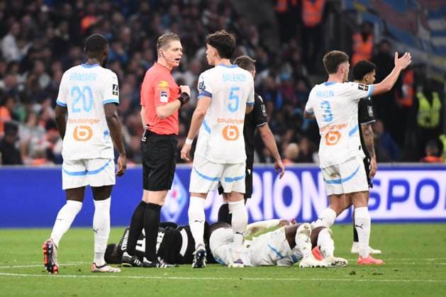 Marc BOLLENGIER, arbitre, Leonardo BALERDI (OM) lors du match Olympique de Marseille vs. AJ Auxerre pour la J11 de la Ligue 1 Uber Eats au Stade Vélodrome, le 8 novembre 2024. FOOTBALL : Olympique de Marseille vs. AJ Auxerre - Ligue 1 McDonald’s - 08 11 2024 ValentinaClaret Panoramic  CV_20241108_222029.jpg