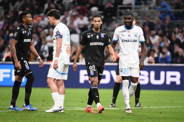 Clement AKPA (AJA), Lilian BRASSIER (OM) lors du match Olympique de Marseille vs. AJ Auxerre pour la J11 de la Ligue 1 Uber Eats au Stade Vélodrome, le 8 novembre 2024. FOOTBALL : Olympique de Marseille vs. AJ Auxerre - Ligue 1 McDonald’s - 08 11 2024 ValentinaClaret Panoramic  CV_20241108_230214.jpg