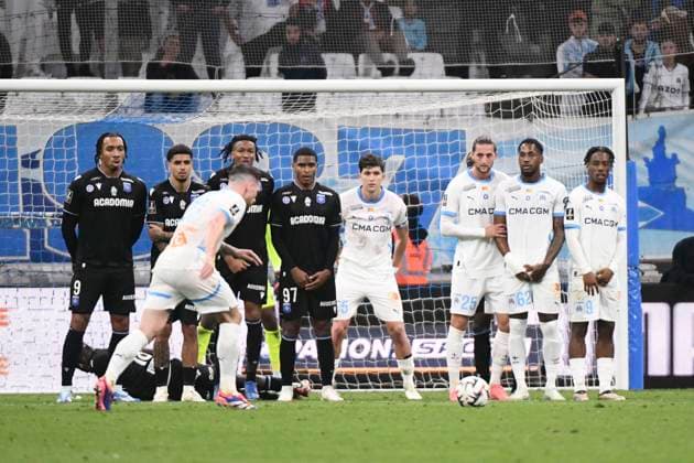 Mur AJA et OM sur coup franc lors du match Olympique de Marseille vs. AJ Auxerre pour la J11 de la Ligue 1 Uber Eats au Stade Vélodrome, le 8 novembre 2024. FOOTBALL : Olympique de Marseille vs. AJ Auxerre - Ligue 1 McDonald’s - 08 11 2024 ValentinaClaret Panoramic  CV_20241108_233910.jpg