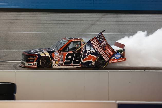 Bilder des Jahres 2024, Sport 11 November Sport Themen der Woche KW45 Sport Bilder des Tages AVONDALE, AZ - NOVEMBER 08: Ty Majeski ( 98 ThorSport Racing Road Ranger Ford) burns out with the Championship flag after winning the NASCAR, Motorsport, USA Craftsman Truck Series Championship Race on November 8, 2024 at Phoenix Raceway in Avondale, Arizona. (Photo by Kevin Abele Icon Sportswire) AUTO: NOV 08 NASCAR Craftsman Truck Series Championship Race EDITORIAL USE ONLY Icon241108003