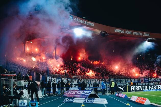 Sport Bilder des Tages Fußball I Herren I Saison 2024-2025 I 2. Bundesliga I 12. Spieltag I Eintracht Braunschweig - Hamburger SV I 08.11.2024 Die Pyroshow von den HSV Fans. Braunschweig Eintracht-Stadion Niedersachsen Deutschland