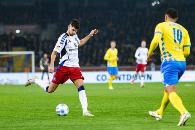 Fußball I Herren I Saison 2024-2025 I 2. Bundesliga I 12. Spieltag I Eintracht Braunschweig - Hamburger SV I 08.11.2024 Daniel Elfadli (8, Hamburger SV) flankt den Ball. Braunschweig Eintracht-Stadion Niedersachsen Deutschland
