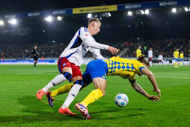 Fußball I Herren I Saison 2024-2025 I 2. Bundesliga I 12. Spieltag I Eintracht Braunschweig - Hamburger SV I 08.11.2024 Adam Karabec (17, Hamburger SV) foult Kevin Ehlers (21, Eintracht Braunschweig). Braunschweig Eintracht-Stadion Niedersachsen Deutschland