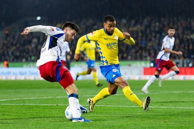 Fußball I Herren I Saison 2024-2025 I 2. Bundesliga I 12. Spieltag I Eintracht Braunschweig - Hamburger SV I 08.11.2024 Noah Katterbach (33, Hamburger SV) dribbelt Leon Bell Bell (19, Eintracht Braunschweig) aus. Braunschweig Eintracht-Stadion Niedersachsen Deutschland