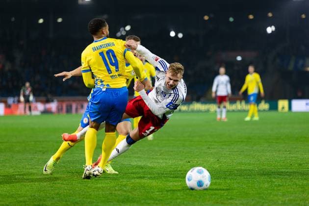 Fußball I Herren I Saison 2024-2025 I 2. Bundesliga I 12. Spieltag I Eintracht Braunschweig - Hamburger SV I 08.11.2024 Adam Karabec (17, Hamburger SV) wird von Leon Bell Bell (19, Eintracht Braunschweig) gefoult. Braunschweig Eintracht-Stadion Niedersachsen Deutschland