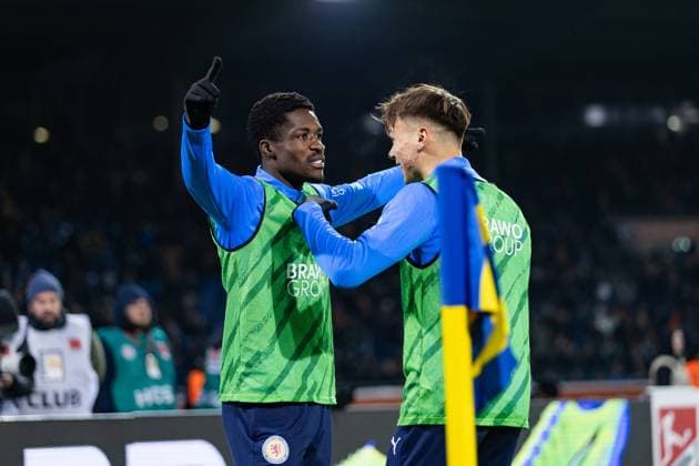 Fußball I Herren I Saison 2024-2025 I 2. Bundesliga I 12. Spieltag I Eintracht Braunschweig - Hamburger SV I 08.11.2024 Christian Conteh (32, Eintracht Braunschweig) und Max Marie (15, Eintracht Braunschweig) feiern das Tor. Braunschweig Eintracht-Stadion Niedersachsen Deutschland