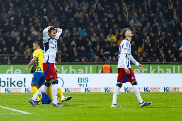 Fußball I Herren I Saison 2024-2025 I 2. Bundesliga I 12. Spieltag I Eintracht Braunschweig - Hamburger SV I 08.11.2024 Davie Selke (27, Hamburger SV) und Otto Stange (49, Hamburger SV) sind fassungslos. Braunschweig Eintracht-Stadion Niedersachsen Deutschland