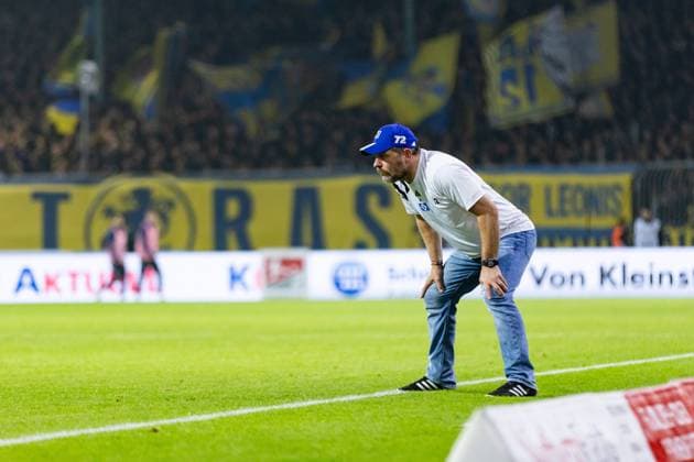 Fußball I Herren I Saison 2024-2025 I 2. Bundesliga I 12. Spieltag I Eintracht Braunschweig - Hamburger SV I 08.11.2024 Steffen Baumgart (Trainer, Hamburger SV) angespannt an der Seitenlinie. Braunschweig Eintracht-Stadion Niedersachsen Deutschland