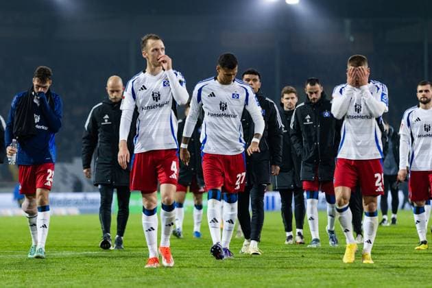 Fußball I Herren I Saison 2024-2025 I 2. Bundesliga I 12. Spieltag I Eintracht Braunschweig - Hamburger SV I 08.11.2024 Die HSV Spieler gehen zu den Fans. Braunschweig Eintracht-Stadion Niedersachsen Deutschland