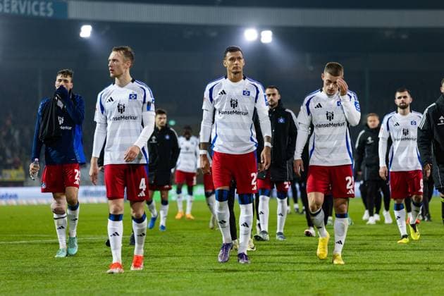 Fußball I Herren I Saison 2024-2025 I 2. Bundesliga I 12. Spieltag I Eintracht Braunschweig - Hamburger SV I 08.11.2024 Sebastian Schonlau (4, Hamburger SV), Davie Selke (27, Hamburger SV) und Miro Muheim (28, Hamburger SV) gehen zu den Fans. Braunschweig Eintracht-Stadion Niedersachsen Deutschland