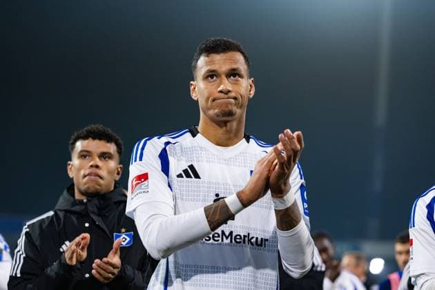 Fußball I Herren I Saison 2024-2025 I 2. Bundesliga I 12. Spieltag I Eintracht Braunschweig - Hamburger SV I 08.11.2024 Davie Selke (27, Hamburger SV) bedankt sich bei den Fans. Braunschweig Eintracht-Stadion Niedersachsen Deutschland