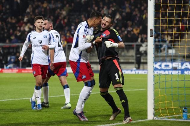 Torwart Daniel Heuer Fernandes (Hamburger SV,1) und Davie Selke (Hamburger SV,27) nach dem gehaltenen Elfmer vpn Johan Gomez (Eintracht Braunschweig,44) - 2. Fußball Bundesliga Saison 2024-2025 Eintracht Braunschweig vs. Hamburger SV im Eintracht Stadion in Braunschweig - Aktion,Fußball,Mann,Männer,Deutschland,08.11.2024