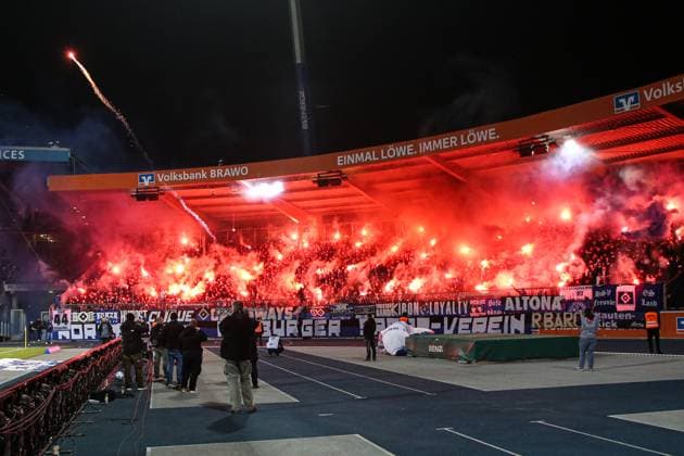 Fans vom Hamburger SV schiessen zum Spielbeginn Pyrotechnik auf den Platz - 2. Fußball Bundesliga Saison 2024-2025 Eintracht Braunschweig vs. Hamburger SV im Eintracht Stadion in Braunschweig - Aktion,Fußball,Mann,Männer,Deutschland,08.11.2024