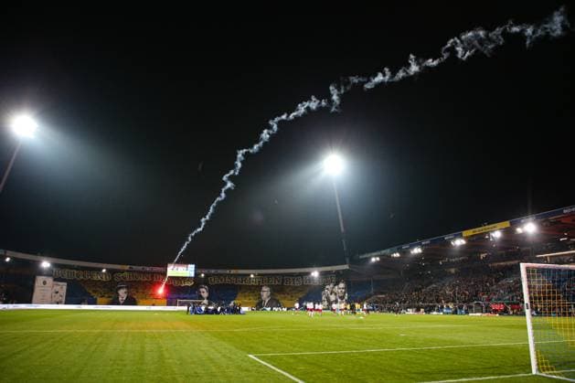 Fans vom Hamburger SV schiessen zum Spielbeginn Pyrotechnik auf den Platz - 2. Fußball Bundesliga Saison 2024-2025 Eintracht Braunschweig vs. Hamburger SV im Eintracht Stadion in Braunschweig - Aktion,Fußball,Mann,Männer,Deutschland,08.11.2024