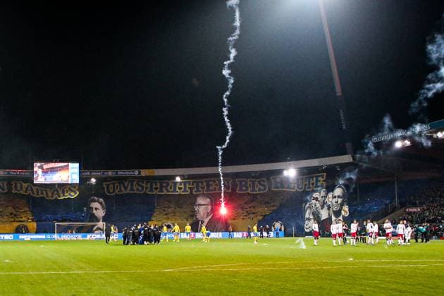 Fans vom Hamburger SV schiessen zum Spielbeginn Pyrotechnik auf den Platz - 2. Fußball Bundesliga Saison 2024-2025 Eintracht Braunschweig vs. Hamburger SV im Eintracht Stadion in Braunschweig - Aktion,Fußball,Mann,Männer,Deutschland,08.11.2024