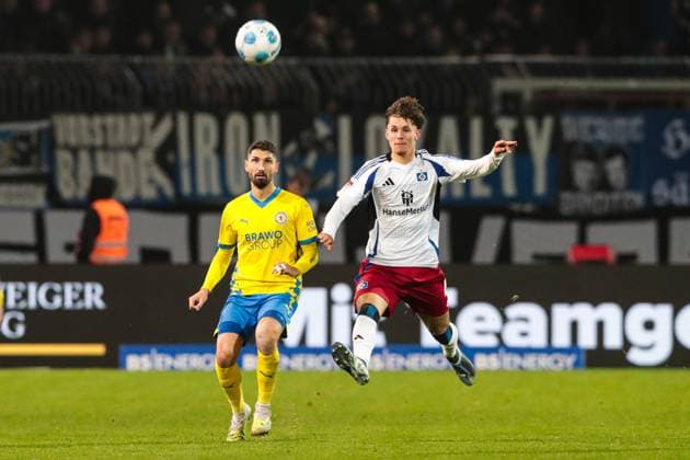 Otto Emerson Stange (Hamburger SV,49) gegen Sidney Raebiger (Eintracht Braunschweig,37) - 2. Fußball Bundesliga Saison 2024-2025 Eintracht Braunschweig vs. Hamburger SV im Eintracht Stadion in Braunschweig - Aktion,Fußball,Mann,Männer,Deutschland,08.11.2024