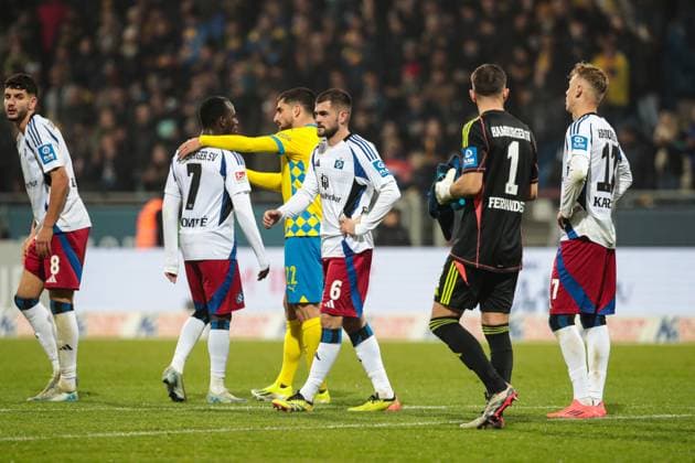 v.l. Daniel Elfadli (Hamburger SV,8), Jean Luc Dompe (Hamburger SV,7), Fabio Di Michele Sanchez (Eintracht Braunschweig,22), Lukasz Poreba (Hamburger SV,6), Torwart Daniel Heuer Fernandes (Hamburger SV,1), Adam Karabec (Hamburger SV,17) - 2. Fußball Bundesliga Saison 2024-2025 Eintracht Braunschweig vs. Hamburger SV im Eintracht Stadion in Braunschweig - Aktion,Fußball,Mann,Männer,Deutschland,08.11.2024