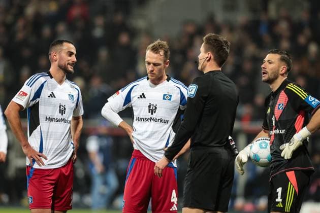 v.l. Lucas Perrin (Hamburger SV,24), Sebastian Schonlau (Hamburger SV,4), Referee Daniel Siebert, Torwart Daniel Heuer Fernandes (Hamburger SV,1) - 2. Fußball Bundesliga Saison 2024-2025 Eintracht Braunschweig vs. Hamburger SV im Eintracht Stadion in Braunschweig - Aktion,Fußball,Mann,Männer,Deutschland,08.11.2024