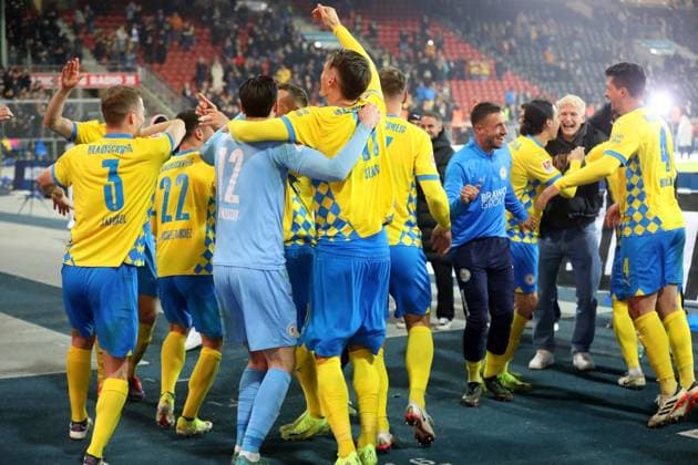 Braunschweig vs. HSV, 2. BL Braunschweig, 08.11.2024, FUßBALL - Eintracht Braunschweig vs. Hamburger SV, 2. BL, Saison 2024 25. Schlussjubel vor der Eintracht Braunschweig Fankurve. Braunschweig