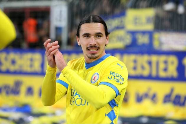 Braunschweig vs. HSV, 2. BL Braunschweig, 08.11.2024, FUßBALL - Eintracht Braunschweig vs. Hamburger SV, 2. BL, Saison 2024 25. Schlussjubel, Rayan Philippe (Eintracht Braunschweig) Braunschweig