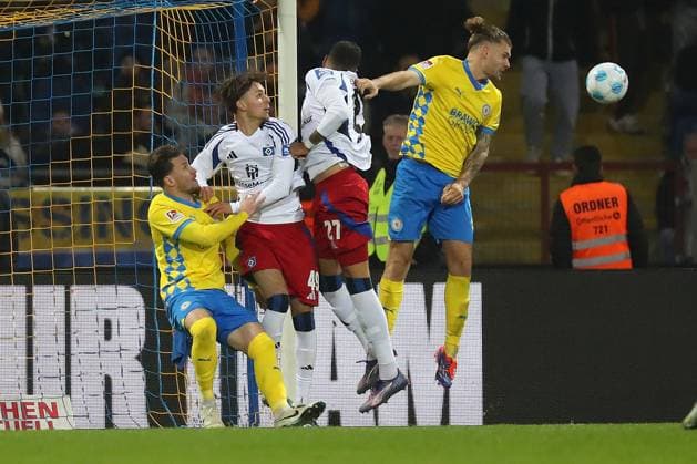 Braunschweig vs. HSV, 2. BL Braunschweig, 08.11.2024, FUßBALL - Eintracht Braunschweig vs. Hamburger SV, 2. BL, Saison 2024 25. Ermin Bicakcic (Eintracht Braunschweig), Davie Selke (Hamburger SV), Kevin Ehlers (Eintracht Braunschweig) Braunschweig