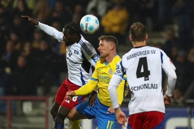 Braunschweig vs. HSV, 2. BL Braunschweig, 08.11.2024, FUßBALL - Eintracht Braunschweig vs. Hamburger SV, 2. BL, Saison 2024 25. Bakery Jatta (Hamburger SV), Sebastian Polter (Eintracht Braunschweig), Sebastian Schonlau (Hamburger SV) Braunschweig