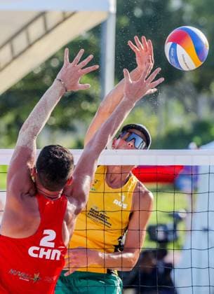 (241109) -- LAGUNA PROVINCE, Nov. 9, 2024 -- Halikejiang of China competes against D Artagnan Potts (R) of Australia during the men s semifinal match between Wu Jiaxin Halikejiang of China and D Artagnan Potts Jack Pearse of Australia at the Asian Volleyball Confederation (AVC) 2024 Asian Senior Beach volleyball, Beachvolleyball Championships in Laguna Province, the Philippines, Nov. 9, 2024. ) (SP)PHILIPPINES-LAGUNA PROVINCE-AVC 2024 ASIAN SENIOR BEACH VOLLEYBALL CHAMPIONSHIPS-SEMIFINALS RouellexUmali 