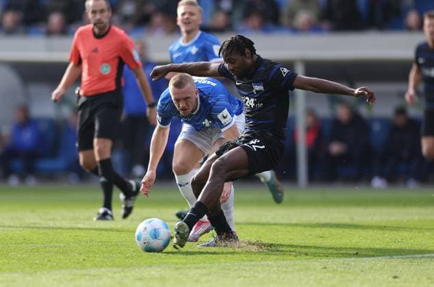 09.11.2024, xdcx, Fussball 2. Bundesliga, SV Darmstadt 98 - Hertha BSC Berlin, emonline, emspor, despor, v.l., Isac Lidberg (SV Darmstadt 98), Deyovaisio Zeefuik (Hertha BSC Berlin) DFL DFB REGULATIONS PROHIBIT ANY USE OF PHOTOGRAPHS AS IMAGE SEQUENCES AND OR QUASI-VIDEO.