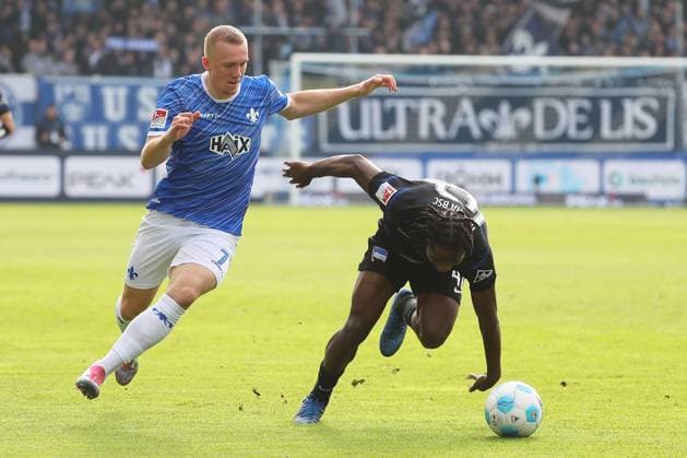 09.11.2024, xtvx, Fussball 2.Bundesliga, SV Darmstadt 98 - Hertha BSC Berlin emspor, v.l. Zweikampf, Duell, duel, tackle, compete Isac Lidberg (SV Darmstadt 98) Deyovaisio Zeefuik (Hertha BSC Berlin) (DFL DFB REGULATIONS PROHIBIT ANY USE OF PHOTOGRAPHS as IMAGE SEQUENCES and or QUASI-VIDEO) Darmstadt
