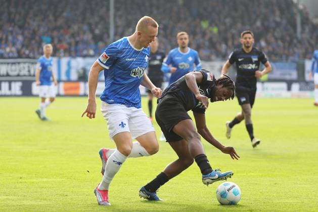 09.11.2024, xtvx, Fussball 2.Bundesliga, SV Darmstadt 98 - Hertha BSC Berlin emspor, v.l. Zweikampf, Duell, duel, tackle, compete Isac Lidberg (SV Darmstadt 98) Deyovaisio Zeefuik (Hertha BSC Berlin) (DFL DFB REGULATIONS PROHIBIT ANY USE OF PHOTOGRAPHS as IMAGE SEQUENCES and or QUASI-VIDEO) Darmstadt