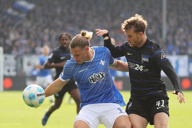 09.11.2024, xtvx, Fussball 2.Bundesliga, SV Darmstadt 98 - Hertha BSC Berlin emspor, v.l. Zweikampf, Duell, duel, tackle, compete Fynn Lakenmacher (SV Darmstadt 98) Pascal Klemens (Hertha BSC Berlin) (DFL DFB REGULATIONS PROHIBIT ANY USE OF PHOTOGRAPHS as IMAGE SEQUENCES and or QUASI-VIDEO) Darmstadt