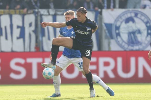 09.11.2024, xtvx, Fussball 2.Bundesliga, SV Darmstadt 98 - Hertha BSC Berlin emspor, v.l. Zweikampf, Duell, duel, tackle, compete Clemens Riedel (SV Darmstadt 98) Derry Scherhant (Hertha BSC Berlin) (DFL DFB REGULATIONS PROHIBIT ANY USE OF PHOTOGRAPHS as IMAGE SEQUENCES and or QUASI-VIDEO) Darmstadt