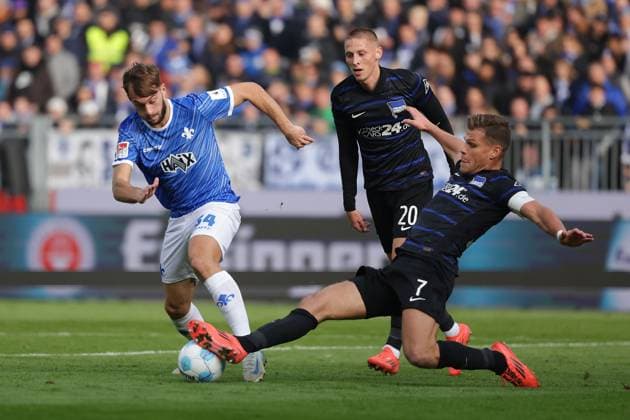 2024.11.09 xJFAx 2.Bundesliga SV Darmstadt 98 - Hertha BSC v.l., Kilian Julian Corredor (SV Darmstadt 98), Florian Niederlechner (Hertha BSC), Zweikampf, Action, Aktion, Battles for the Ball (DFL DFB REGULATIONS PROHIBIT ANY USE OF PHOTOGRAPHS as IMAGE SEQUENCES and or QUASI-VIDEO)