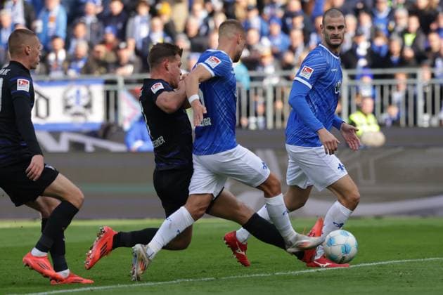2024.11.09 xJFAx 2.Bundesliga SV Darmstadt 98 - Hertha BSC v.l., Florian Niederlechner (Hertha BSC) schiesst das Tor zum 0:1, Fabian Nürnberger (SV Darmstadt 98) kommt zu spät (DFL DFB REGULATIONS PROHIBIT ANY USE OF PHOTOGRAPHS as IMAGE SEQUENCES and or QUASI-VIDEO)