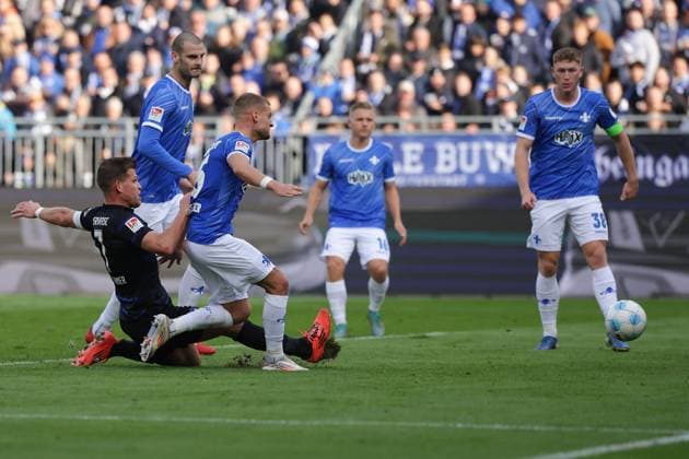 2024.11.09 xJFAx 2.Bundesliga SV Darmstadt 98 - Hertha BSC v.l., Florian Niederlechner (Hertha BSC) schiesst das Tor zum 0:1, Fabian Nürnberger (SV Darmstadt 98) kommt zu spät (DFL DFB REGULATIONS PROHIBIT ANY USE OF PHOTOGRAPHS as IMAGE SEQUENCES and or QUASI-VIDEO)