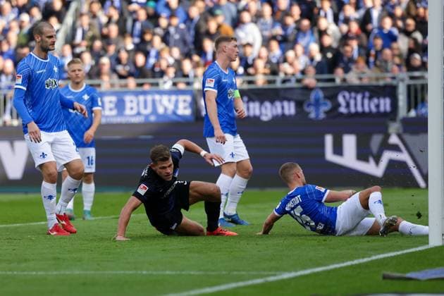 2024.11.09 xJFAx 2.Bundesliga SV Darmstadt 98 - Hertha BSC v.l., Florian Niederlechner (Hertha BSC) schiesst das Tor zum 0:1, Fabian Nürnberger (SV Darmstadt 98) kommt zu spät, Torjubel, Goal celebration, celebrate the goal (DFL DFB REGULATIONS PROHIBIT ANY USE OF PHOTOGRAPHS as IMAGE SEQUENCES and or QUASI-VIDEO)
