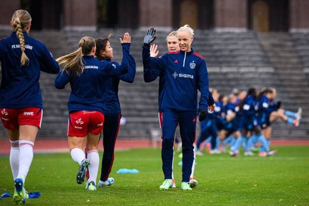 241109 Rosengards Caroline Seger under fotbollsmatchen i Damallsvenskan mellan Djurgarden och Rosengard den 9 november 2024 i Stockholm. Copyright: JONATHANxNÄCKSTRAND BB241109JN004