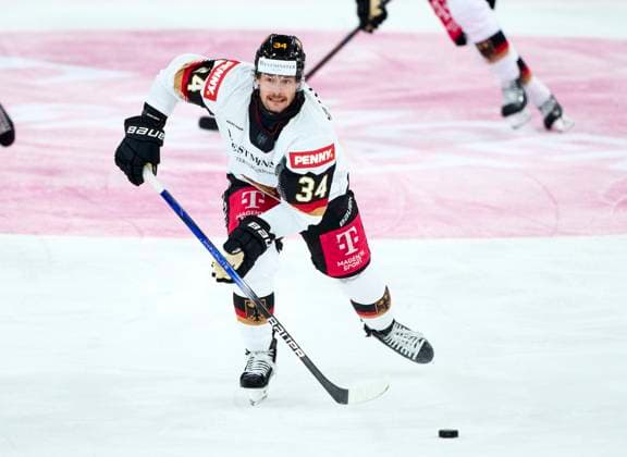 Tom Kühnhackl Nr. 34 of Germany at the match GERMANY - DENMARK 5-6 n.P. DEB Ice hockey, Eishockey DEUTSCHLAND CUP in Landshut, Germany, November 7, 2024, Season 2024 2025.