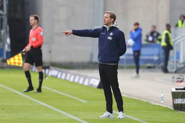 09.11.2024, xtvx, Fussball 2.Bundesliga, SV Darmstadt 98 - Hertha BSC Berlin emspor, v.l. Trainer Florian Kohfeldt (SV Darmstadt 98) gibt Anweisungen, gestikuliert, mit den Armen gestikulieren gives instructions, gesticulates (DFL DFB REGULATIONS PROHIBIT ANY USE OF PHOTOGRAPHS as IMAGE SEQUENCES and or QUASI-VIDEO) Darmstadt