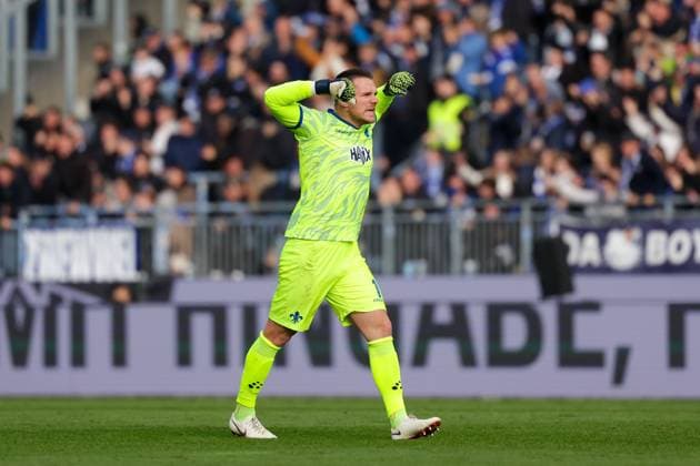 2024.11.09 xJFAx 2.Bundesliga SV Darmstadt 98 - Hertha BSC v.l., Goalkeeper, Torwart Marcel Schuhen (SV Darmstadt 98) Torjubel, Goal celebration, celebrate the goal (DFL DFB REGULATIONS PROHIBIT ANY USE OF PHOTOGRAPHS as IMAGE SEQUENCES and or QUASI-VIDEO)