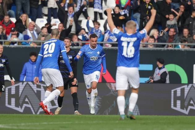 2024.11.09 xJFAx 2.Bundesliga SV Darmstadt 98 - Hertha BSC v.l., Philipp Förster (SV Darmstadt 98) Torjubel, Goal celebration, celebrate the goal zum 1:1 (DFL DFB REGULATIONS PROHIBIT ANY USE OF PHOTOGRAPHS as IMAGE SEQUENCES and or QUASI-VIDEO)