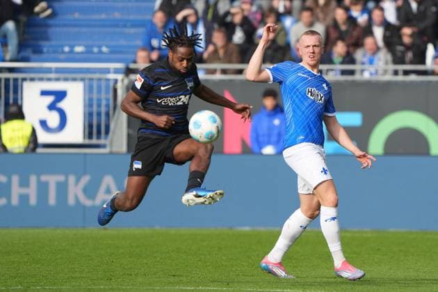 Derry Scherhant (Hertha BSC Berlin, 39) gegen Isac Lidberg (SV Darmstadt 98, 07) - 09.11.2024 2. Bundesliga, Saison 24 25: SV Darmstadt 98 vs Hertha BSC Berlin, Stadion am Boellenfalltor, emonline, emspor,