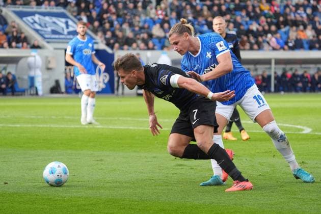 Florian Niederlechner (Hertha BSC Berlin, 7) gegen Fynn Lakenmacher (SV Darmstadt 98, 19) - 09.11.2024 2. Bundesliga, Saison 24 25: SV Darmstadt 98 vs Hertha BSC Berlin, Stadion am Boellenfalltor, emonline, emspor,