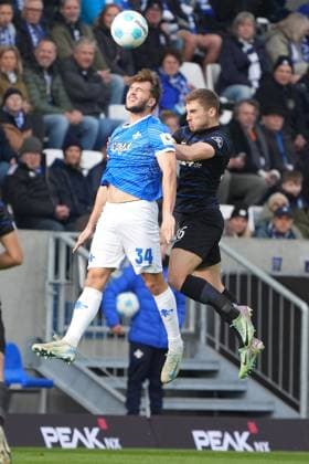 Killian Corredor (SV Darmstadt 98, 34) gegen Jonjoe Kenny (Hertha BSC Berlin, 16) - 09.11.2024 2. Bundesliga, Saison 24 25: SV Darmstadt 98 vs Hertha BSC Berlin, Stadion am Boellenfalltor, emonline, emspor,