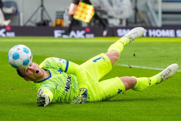 Torwart Marcel Schuhen (SV Darmstadt 98, 01) kann dem Ball nur hinterhersehen - 09.11.2024 2. Bundesliga, Saison 24 25: SV Darmstadt 98 vs Hertha BSC Berlin, Stadion am Boellenfalltor, emonline, emspor,