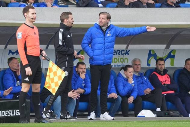 Trainer Florian Kohfeldt (SV Darmstadt 98) regt sich auf und beschwert sich beim 4. Offiziellen - 09.11.2024 2. Bundesliga, Saison 24 25: SV Darmstadt 98 vs Hertha BSC Berlin, Stadion am Boellenfalltor, emonline, emspor,